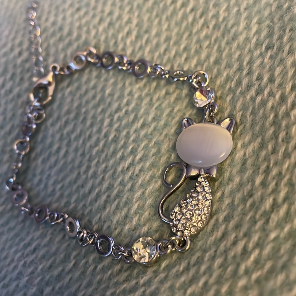 Adorable silver tone sparkly Cat bracelet